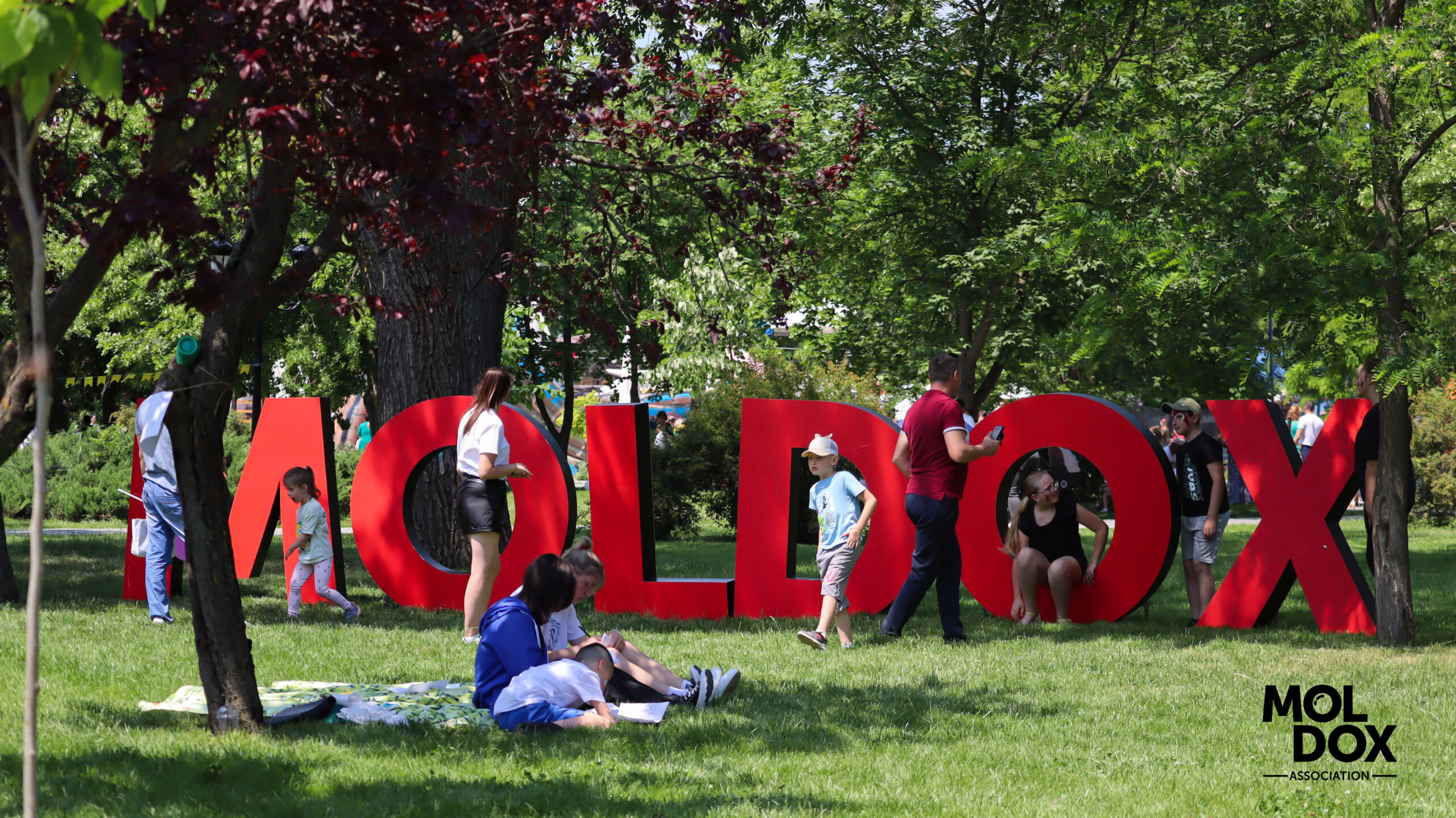 De 1 iunie, literele MOLDOX au strălucit în parcul Cahul